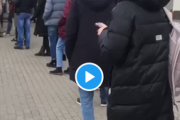 【悲報】ロシア人、『ATM』に殺到しすぎて崩壊目前へ…