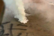 【香港デモ】警察からの催涙ガス弾を速やかに処理するデモ隊の手際が良すぎるとネットで話題にｗｗｗｗｗｗｗｗｗｗ