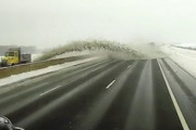 【動画】ひどすぎワロタ。高速道路の除雪車が対向車47台を破壊。