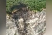 ロシアで旅客機が墜落。その墜落現場の映像が公開される。