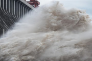 中国・人民網　 洪水を予防、三峡ダムが放流を継続 ［7/23］
