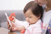 スマホに夢中で育児放棄…「スマホネグレクト」が子どもの発達に及ぼす影響　子育て世代4人に1人が兆候　#令和の親