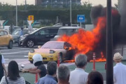 【RX-7】「車が燃えている」　お盆のサービスエリア駐車場でスポーツカーが炎上　激しく立ち上る炎と黒煙　埼玉・蓮田市