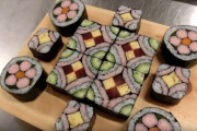 海外「料理と芸術の境を曖昧にしている！」日本の寿司学校の飾り巻き寿司の実技授業を見た海外の反応