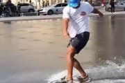 「見とれちゃう…」フランスの水深2cmの名所をスキムボードで滑る男性