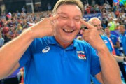 【画像あり】ロシアバレーボール代表が東京五輪予選で韓国との試合に勝利 → イタリア人コーチが目をつり上げる仕草→韓国人激怒！！！