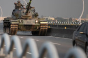 路上駐車していた車に国軍のM60A3型戦車が追突、けが人なし…台湾北東部！