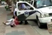 【子供は時に最大の防御！盾になる】警官さん、母親を地面にたたきつける