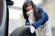 【画像】「タイヤ交換できる新人声優」が現れる。しっかりトルクレンチでボルトをしめる本格派