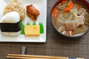 「おにぎり、豚汁、漬物」←これにあと一品足して最強にしろ