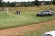 【動画】サッカー怖すぎワロタ。怒ったファンが審判を車ではねようとする。