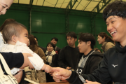 阪神の赤ちゃんが本物の赤ちゃんと握手