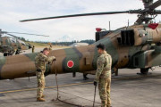 米陸軍マクコード基地では陸上自衛隊の戦闘ヘリ「AH-64 アパッチ」が合同演習の事前準備中！