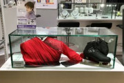 宇野昌磨 選手の衣装とスケート靴を期間限定展示　～直営店イオンレイクタウンmori店（埼玉県越谷市）～