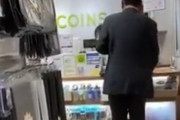 男さん、商品にテープを貼られただけで女店員相手にキレ散らかす