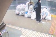 【東京】放火の犯行の瞬間がマンションの防犯カメラに映る。