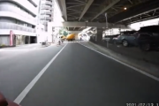 【動画】ドラレコラー、車道をいきなり横断してきて立ち塞がった女に衝突して過失割合が4:6になる