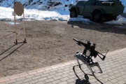 それは不気味。四足歩行ロボットに搭載されたマシンガンの実弾射撃。