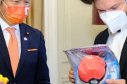 海外「日本の外交がユニークで面白い！」チリの大統領選でポケモングッズを渡す日本の大臣が話題に！