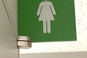 【衝撃】女性『男子トイレはガラガラなのに女子トイレが混んでるのはなぜ？調べてみるか…』→