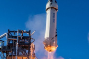 アマゾン創業者ベゾス氏、ブルーオリジンロケットに搭乗し宇宙旅行に成功…10分後に無事帰還！