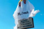 アメリカのとあるバーガーキングの店舗がまるごと仮装し、マクドナルドになったというアイデア。いまだにこれが一番好きなハロウィンキャンペーンかもしれません。