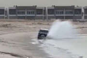 【動画】ドバイの陽キャさんビーチで煽り運転してしまう