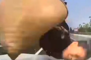 【動画】その横断は無理(´･_･`)時速100キロで女性をはねてしまうドラレコ。