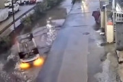 【動画】自動車がうっかり水路に転落してしまう魔の通路。