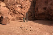 ユタ州で謎のモノリスが発見される