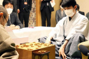 【動画】藤井聡太王将、先勝　王に逃げ道確保　現代将棋らしい布陣…終盤に本領、最年少7冠へ視界良好　名人戦7番勝負❓❓