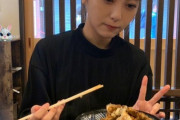 【画像】浜辺美波さん、デカ盛り天丼を注文して嬉しそうな顔をしてしまう