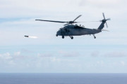 米海軍のMH-60SシーホークヘリがAGM-114ヘルファイアミサイルを海上発射！