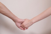 あなたの恋はどこから？　「恋人はまず友達から」 カップルの3分の2は友達から始まっていた