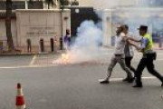 【緊急】中国人民が成都の米総領事館前で爆竹を鳴らす！！　→逮捕