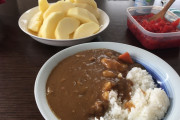 カレーやチャーハンについてるクソまずい謎の赤い奴