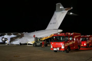 空自のC-2巨大輸送機から「消防車」が出てきた…能登半島地震で異色の車両を空輸！