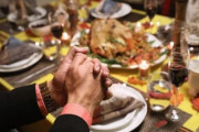 海外「アメリカ人の38%は10人以上を集めて感謝祭のディナーを食べるそうだ」