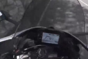 【動画】バイク乗りさん、女性のミニスカが風でなびいたのをガン見した結果