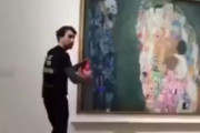海外「また環境活動家が絵画を攻撃。オーストリアの美術館で絵画に黒い液体をかける」