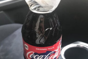 【画像】車内にコーラのペットボトル5時間放置した結果ωωωωω