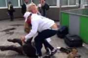 【うわあ】動物の権利活動家さん、ホームレスの飼っている犬を保護する。