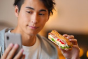 【悲報】最近の若者、なんと約8割がスマホをを見ながら食事していた…識者「タイパ思考の現れか」
