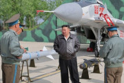 金正恩総書記が北朝鮮軍近衛第一空軍師団傘下の飛行連隊訓練を視察！
