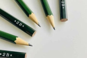 『2B』鉛筆が「ママ友」口コミで大人気！“濃いめ”好まれる背景に授業のIT化、『HB』は「わずか2％」「使わない」小学校から消滅寸前