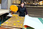 海外「1300年の技法」に注目　唐紙を現代アートパネルへ仕上げる制作工程