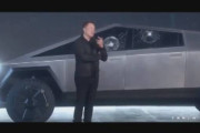 テスラの防弾仕様車の窓ガラスに鉄球投げつけると簡単に割れる |  これ通常だろ