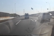 神回避。前を走る車から落下した脚立をギリギリで回避できたドラレコ。