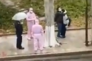 【動画】中国人カップル、号泣しながら防護服を着た役人に鉄の箱に入れられどこかへと連れ去られる