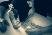 【依存性薬物】アルコール依存症なのに「自分は違う」と言い張る…　酒飲みの認知の歪みはなぜ起きる？